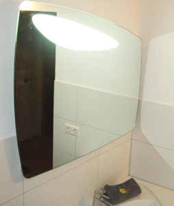 Spiegel mit integrierter Beleuchtung